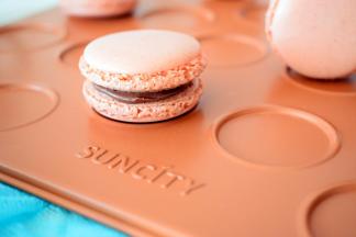 马卡龙有着那深远的历史，而慢慢进化成现在这样，虽然只是一个小小的甜点，却令人垂涎三尺，吃完了还想再吃。快来试试吧！