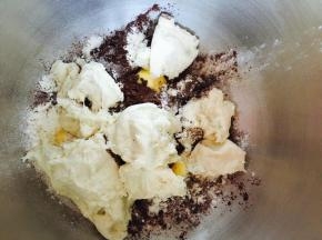 中种加入主面团材料包括黄油，揉至光滑。揉至8成筋度。不需要出手指摸。用手拉拽，以后弹性即可。这里的黄油需软化后加入。