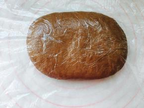 揉好的主面团，摊平，包裹保鲜膜。冷藏40分钟。亦可冷冻20分钟。