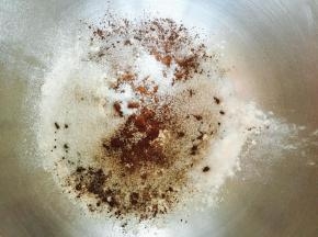 黄油片——裹入黄油软化，加入低粉，可可粉搅拌均匀。