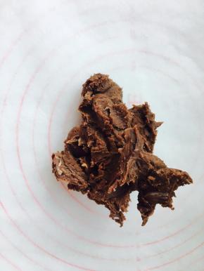 将搅拌好的巧克力黄油，摊平在一张油纸上。