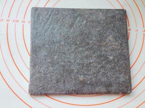 折叠油纸边缘，得到一个长方形黄油片。黄油片厚度要相等。放入冰箱冷藏20分钟。