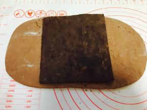 取出冷藏的主面团，擀成长方形，大小可以包裹住黄油片即可。主面团与黄油片的软性程度控制在用手可以弯曲即可。