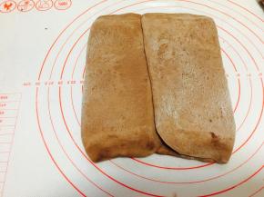 主面团包裹住黄油片，接口在中间位置。轻按借口位置，按平。捏紧边缘收口位置。