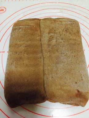 用擀面棍轻压面片，力度要一致。不可太用力，不要压断黄油。这样轻压后，会让你在擀开的过程中，轻松些。