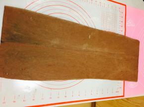 撒手粉。将面片从中间向两端擀开，方向要一致，不要回来擀。