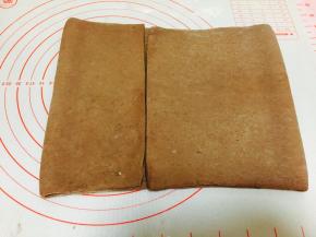 擀好的面片，切掉两端边缘位置。左起四分之一，向右折叠。右起四分之三，向左折叠。接口相遇。