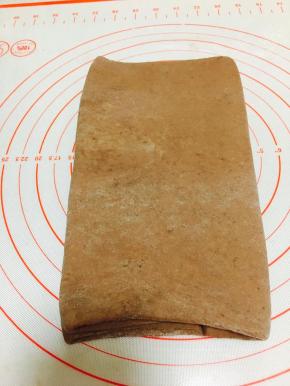 再延着中心位置，对折，完成第一次四折。放入冰箱冷藏20分钟。