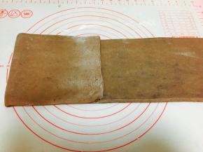 冰箱取出再次擀开。左起三分之一。向右折。右起三分之一，向左折。覆盖住之前折过来的三分之一。跟叠被子一样3折。完成本次折叠。放入冰箱冷藏20分钟。