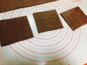 冰箱取出将面片擀成长35厘米。宽度10厘米左右的面片，具体宽度，要根据你放置夹心的巧克力宽度为准。 边缘切齐，平均分成6块。