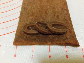 配方中，我放置了3颗法芙娜牛奶巧克力。将巧克力放置好，卷起来包裹在其中。