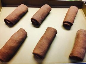 卷好后，放置于烤盘内，进行发酵。因为开酥包裹的黄油。发酵温度不可过高。温度不要超过30度。发酵时间大概2个小时。发酵至体积变大。烤箱180度，中下层，13到15分钟。亦可，上火170，底火200度。13到15分钟，具体根据自己烤箱调节。