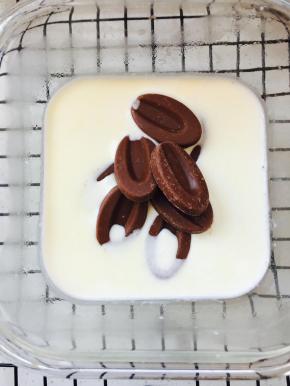 将淡奶油加热，趁热将巧克力放入淡奶油中。静置一会儿，搅拌均匀。