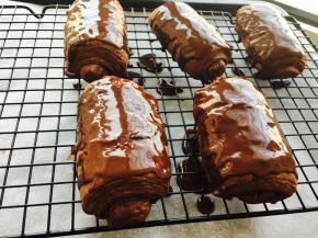 面包出炉摊凉，将淋面的巧克力甘纳许淋面表面。