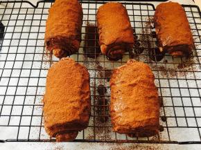 表面筛上可可粉。就可以吃了。