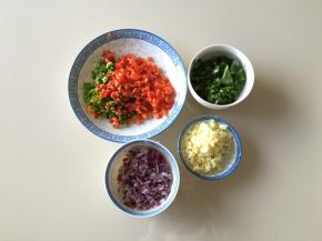 青椒、红椒、洋葱、小米辣切丁，大蒜切末，香菜、香葱切段