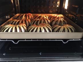 烤箱提前预热170度，上下火，烤25分钟，中途面包上色加盖锡纸