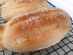 烤箱提前预热，上火150度，下火170度，烤大概25分钟（根据自己家烤箱控制温度），中途需要查看面包颜色，上色以后加盖锡箔纸