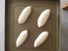 全部面团整形好，形状中间粗两头尖，放在烤盘上