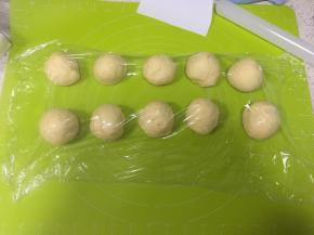 取出面团按压排气后分割为10份，盖上保鲜膜松弛10分钟