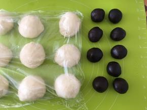 松弛面团的时候把红豆沙分为30g一个的圆团