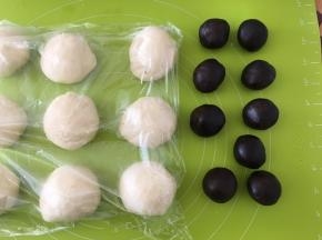 松弛面团的时候把红豆沙分为30g一个的圆团
