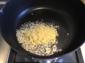 锅内倒入适量食用油，油温热倒入大蒜末，炒香