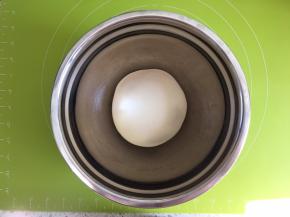 面团滚圆放入容器内