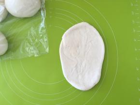 取一个面团擀成椭圆形