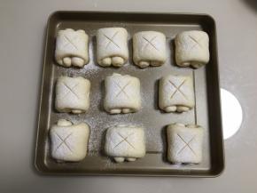 发酵到原面团的1.5倍大小，筛上薄薄一层高筋面粉，用刀片割上纹路