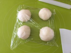 均分为4份，滚圆，盖上保鲜膜松弛10分钟
