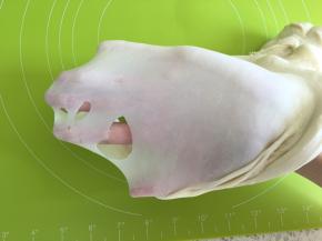 直到检查面团可以拉出薄膜，膜可能会破，但是破洞也是边沿光滑的