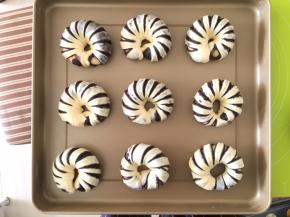 卷好以后卷成圆环形状，扭紧接口处，刷上鸡蛋液