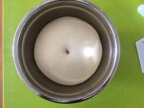 发酵好的面团大小是原来的2-2.5倍，手指沾一点面粉戳一下，不会回缩