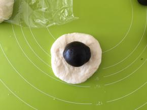 松弛好的面团压扁，包入豆沙