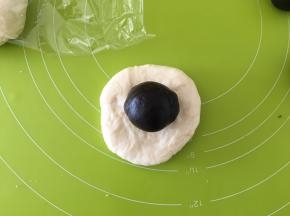 松弛好的面团压扁，包入豆沙