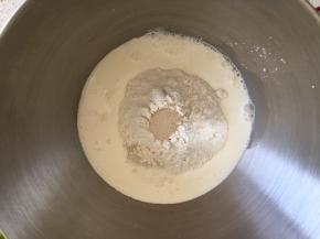 倒入淡奶油、纯牛奶