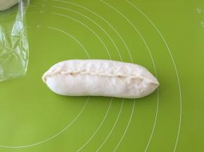 然后再往中间裹紧，捏紧收口处，一定要捏紧，以免发酵时炸开