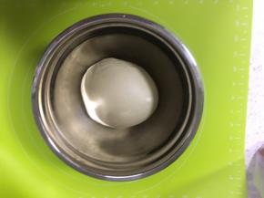 把面团揉圆，放入容器内，进行第一次发酵，28度，湿度75%左右，发酵1小时