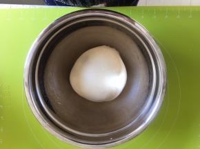 面团揉圆，放入容器内，盖上干净湿毛巾，温暖处发酵1小时