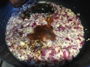 接着倒入洋葱丁继续翻炒，关火，倒入蚝油、生抽，适量老抽，加入适量盐，翻炒均匀