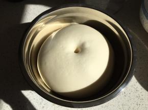 盖上湿毛巾进行第一次发酵，昆明冬天的天气和温度也非常好，可以室温发酵，温度不够的，就利用烤箱发酵，大约发酵1小时，面团发酵到原来体积的2.5倍大小