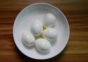 鸡蛋煮熟，剥壳