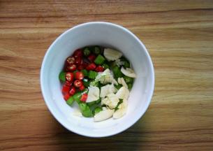 鸡蛋煮熟，剥壳