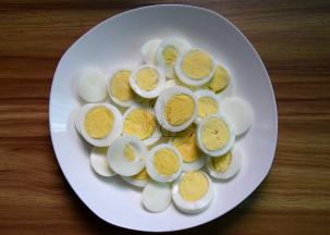 剥壳的鸡蛋切厚片