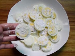 把鸡蛋拍一层干淀粉，先全部处理好