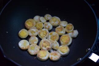 不粘锅放油，煎蛋片至金黄色