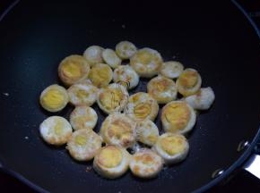不粘锅放油，煎蛋片至金黄色