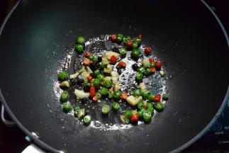 另起锅放油，放一点盐炒熟辣椒、蒜和豆豉