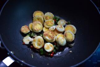 倒入煎好的蛋片，不要翻炒